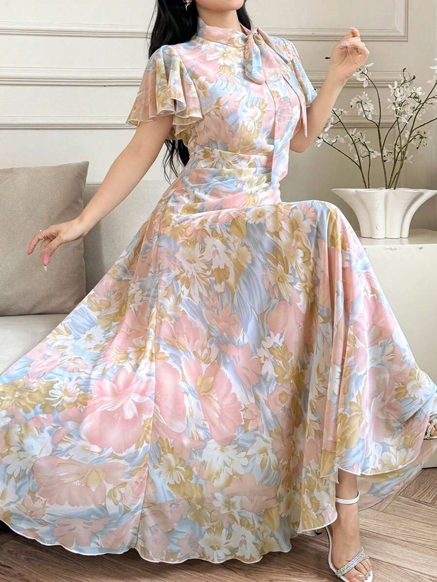 SHEIN Modelyn  فستان وردي منفوش بطبعة زهر وربطة خصر