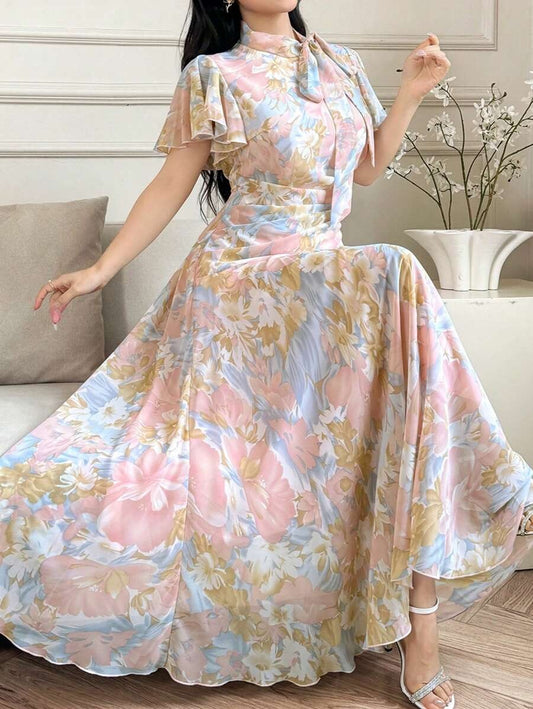 SHEIN Modelyn  فستان وردي منفوش بطبعة زهر وربطة خصر