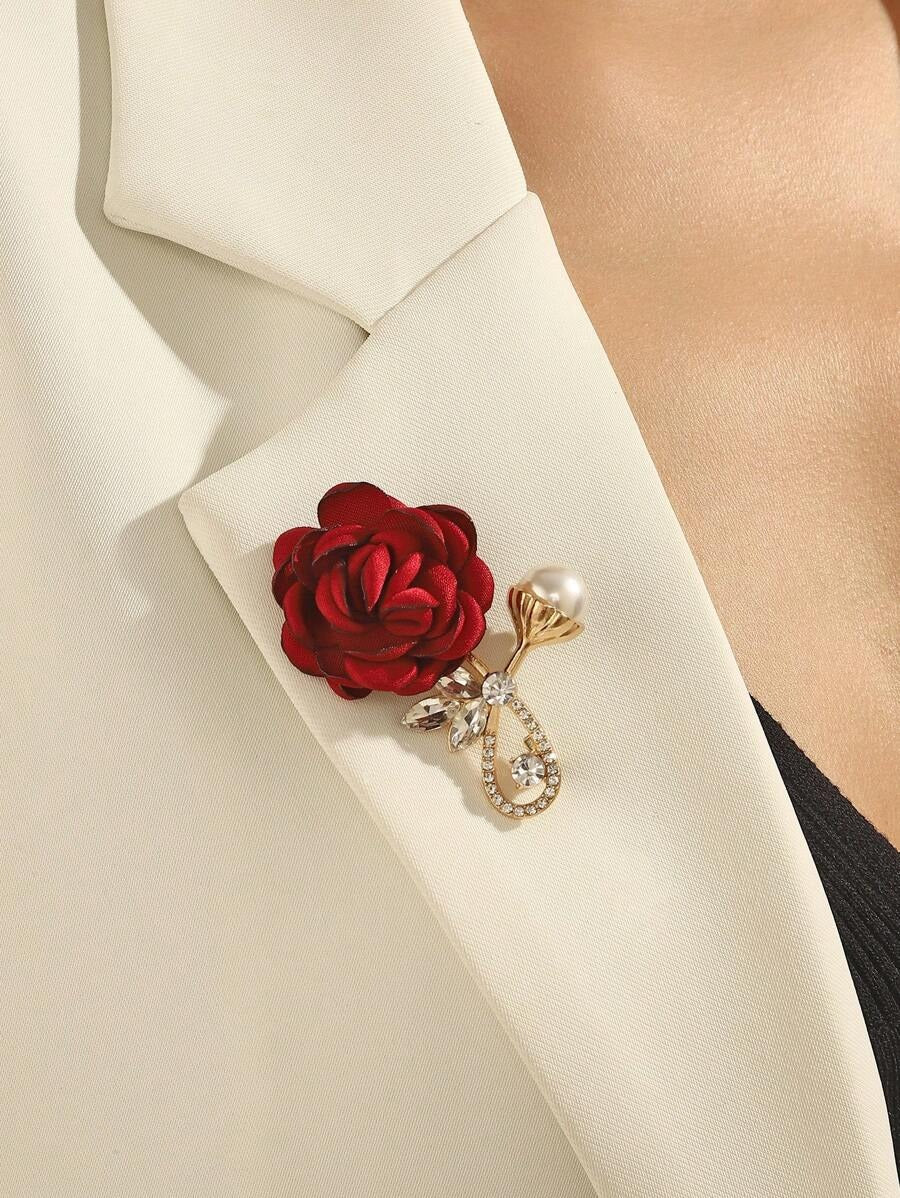 SHEIN دبوس زهرة احمر مزين بلؤلؤ صناعي