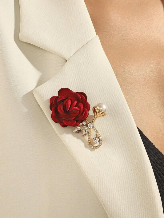 SHEIN دبوس زهرة احمر مزين بلؤلؤ صناعي