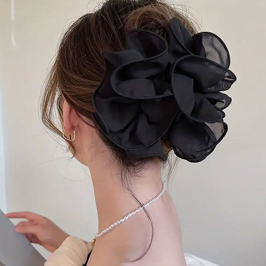 SHEIN مشبك شعر كبير ومميز بطبقات من الزهور بشكل ناعم