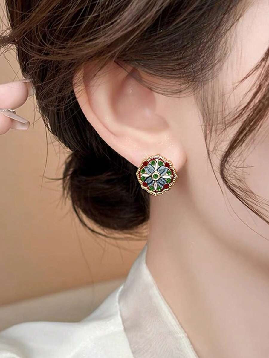 SHEIN زوج واحد من الأقراط بتصميم عتيق وراقي
