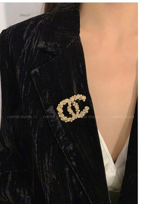 SHEIN بروش لؤلؤ أنيق بحرف