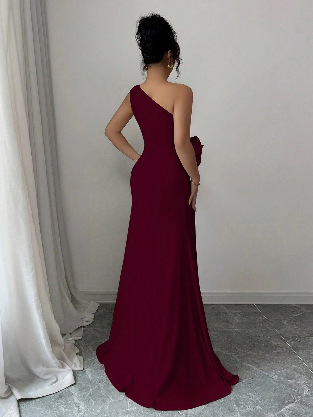 SHEIN Rafferiza فستان عنابي بزخارف زهرية ثلاثية الأبعاد بياقة غير متماثلة