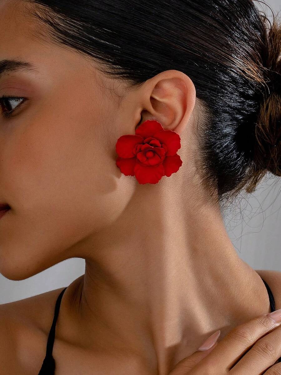 SHEIN زوج أقراط بتصميم زهور باللون الأحمر
