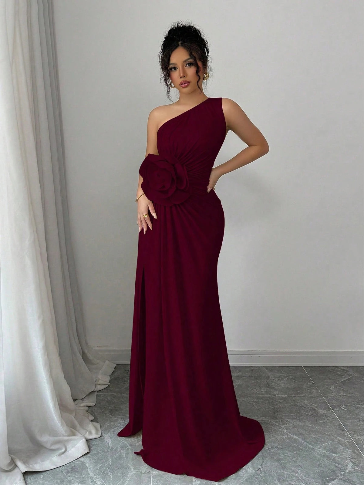 SHEIN Rafferiza فستان عنابي بزخارف زهرية ثلاثية الأبعاد بياقة غير متماثلة