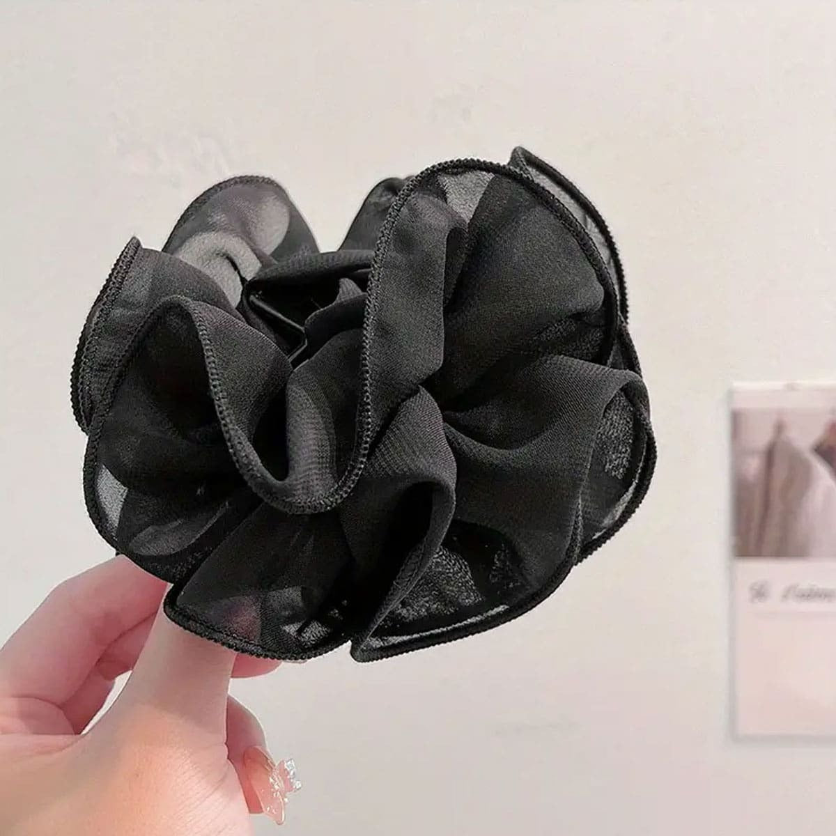 SHEIN مشبك شعر كبير ومميز بطبقات من الزهور بشكل ناعم