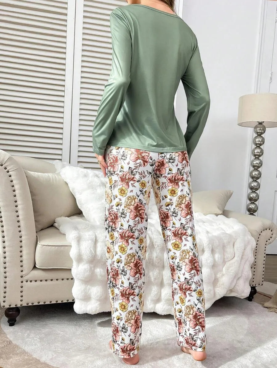 SHEIN طقم بيجامة قطعتين ببلوزة سادة وبنطلون بطبعة زهور متعدد الألوان
