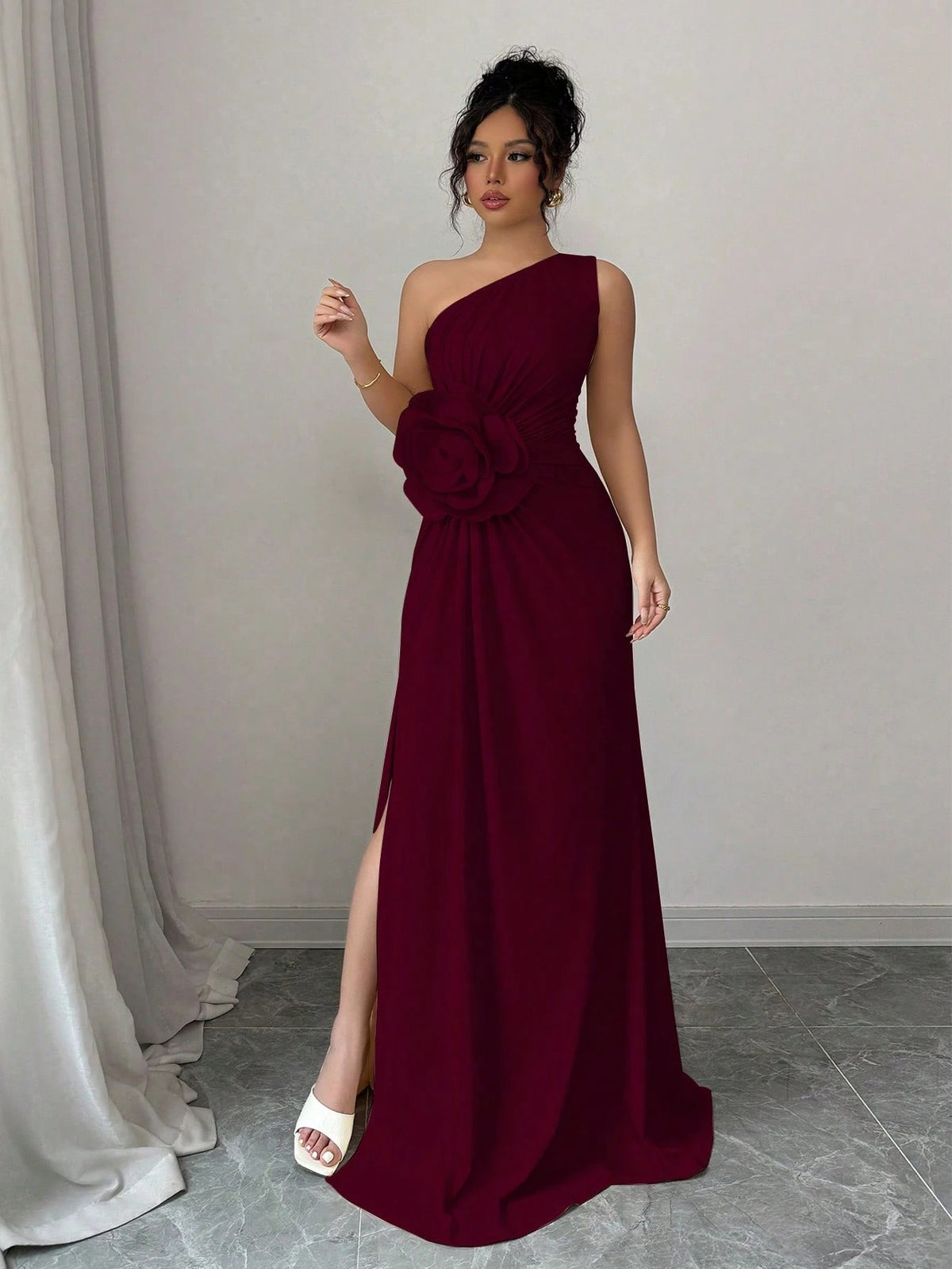 SHEIN Rafferiza فستان عنابي بزخارف زهرية ثلاثية الأبعاد بياقة غير متماثلة