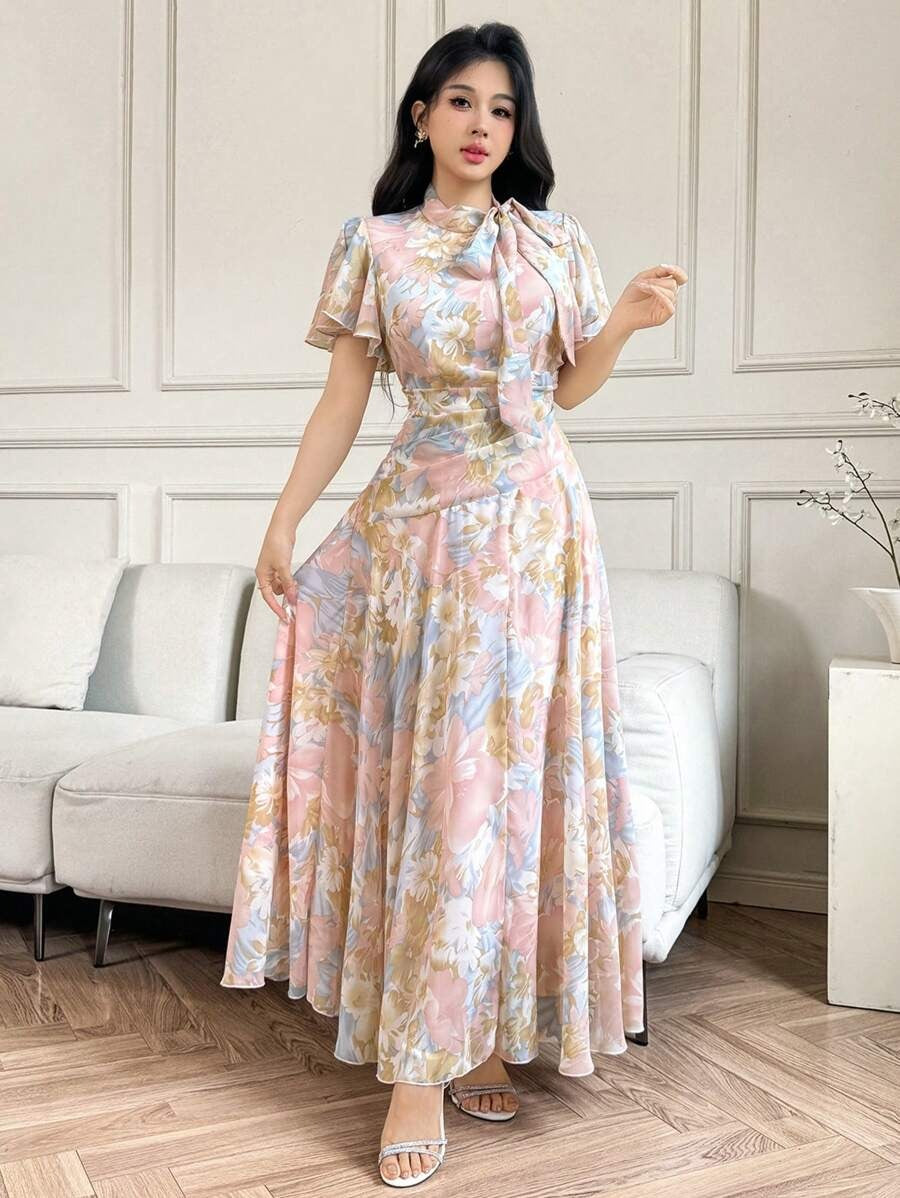 SHEIN Modelyn  فستان وردي منفوش بطبعة زهر وربطة خصر