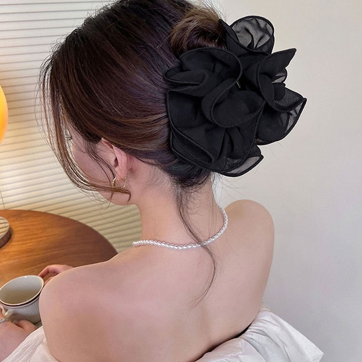 SHEIN مشبك شعر كبير ومميز بطبقات من الزهور بشكل ناعم