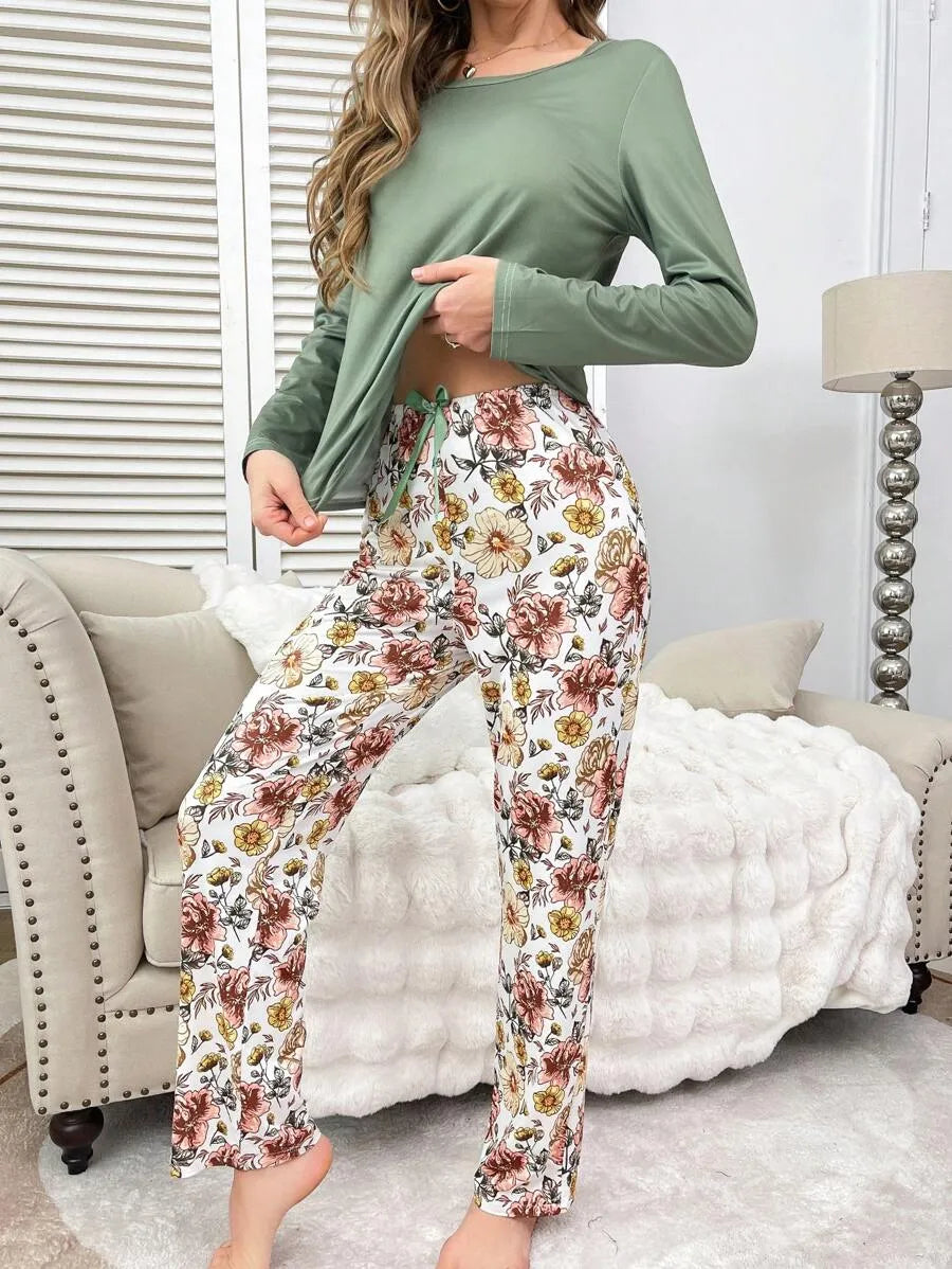 SHEIN طقم بيجامة قطعتين ببلوزة سادة وبنطلون بطبعة زهور متعدد الألوان