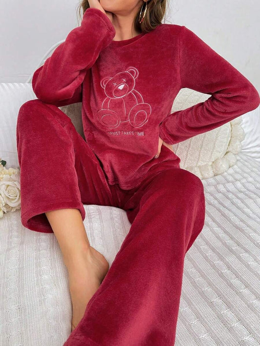 SHEIN طقم بيجامة فلانيل مطرز بالدب والحروف أحمر