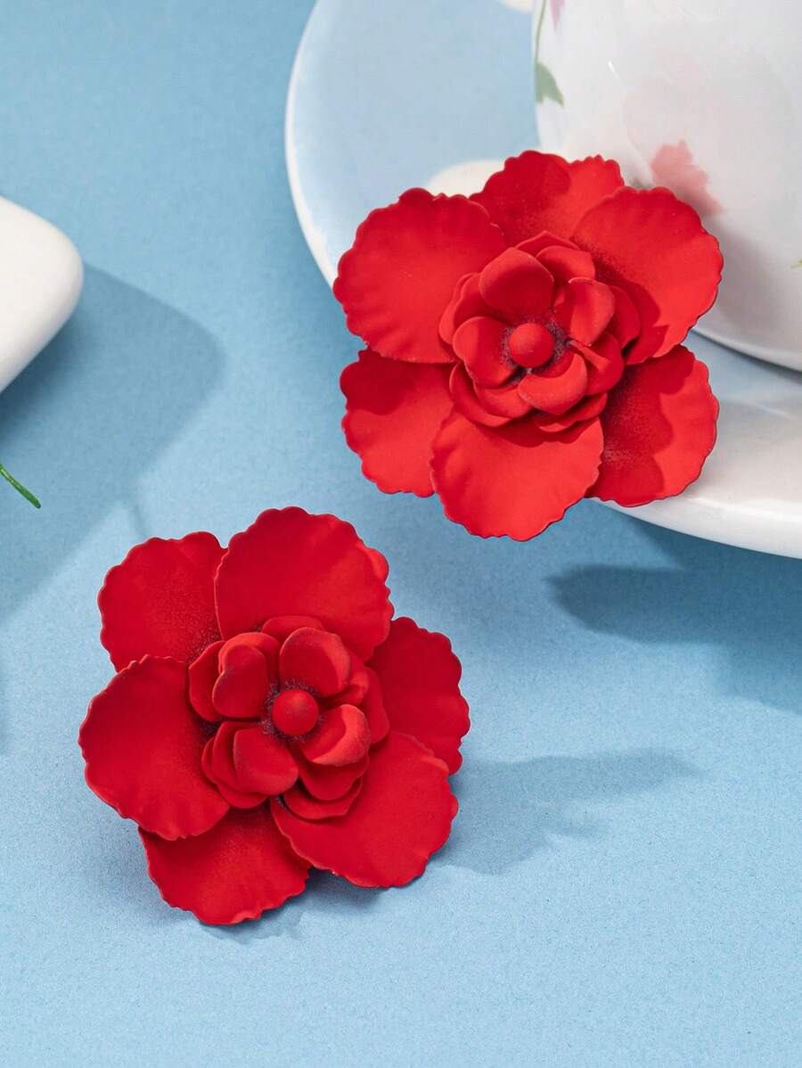 SHEIN زوج أقراط بتصميم زهور باللون الأحمر