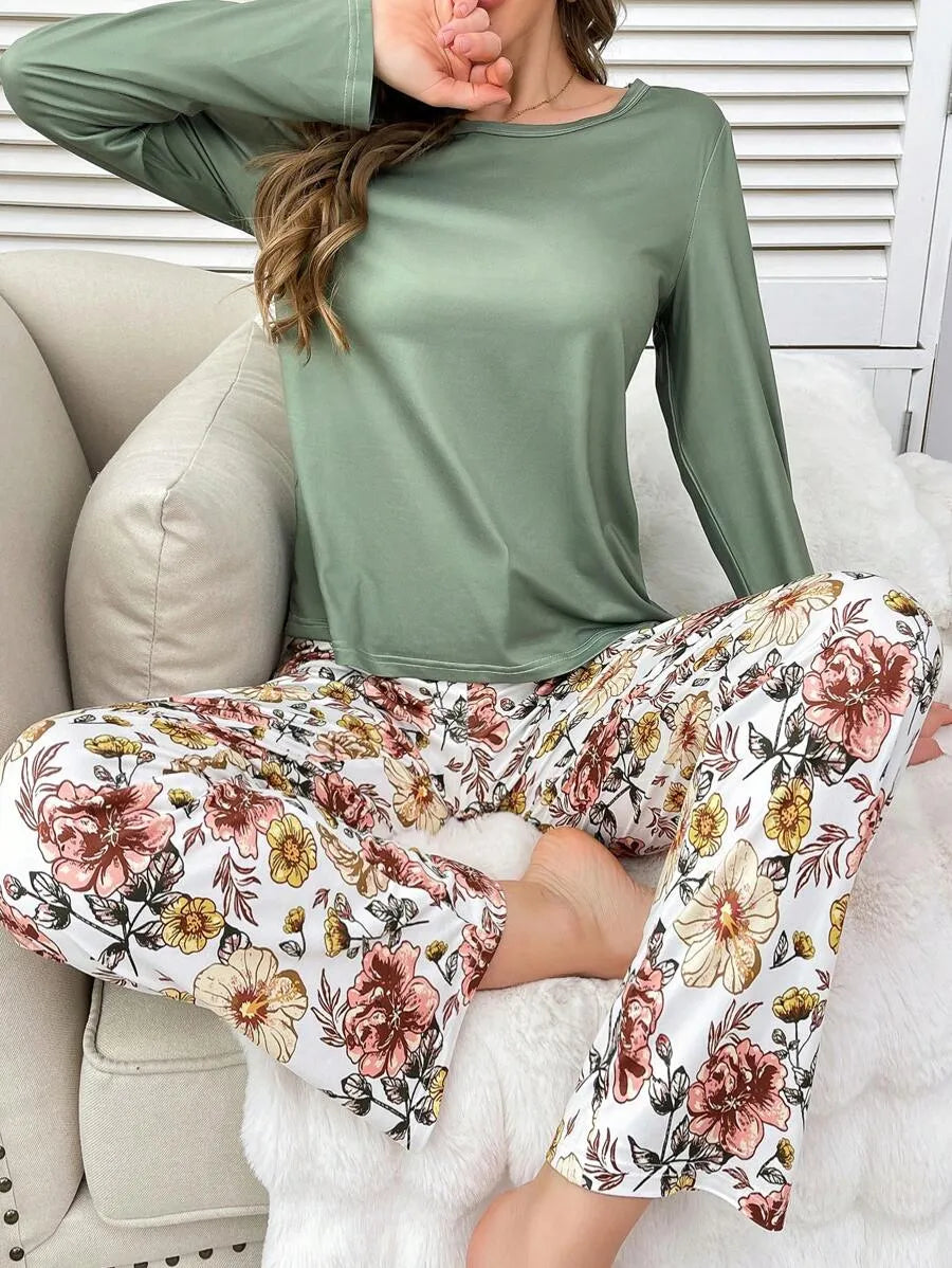 SHEIN طقم بيجامة قطعتين ببلوزة سادة وبنطلون بطبعة زهور متعدد الألوان