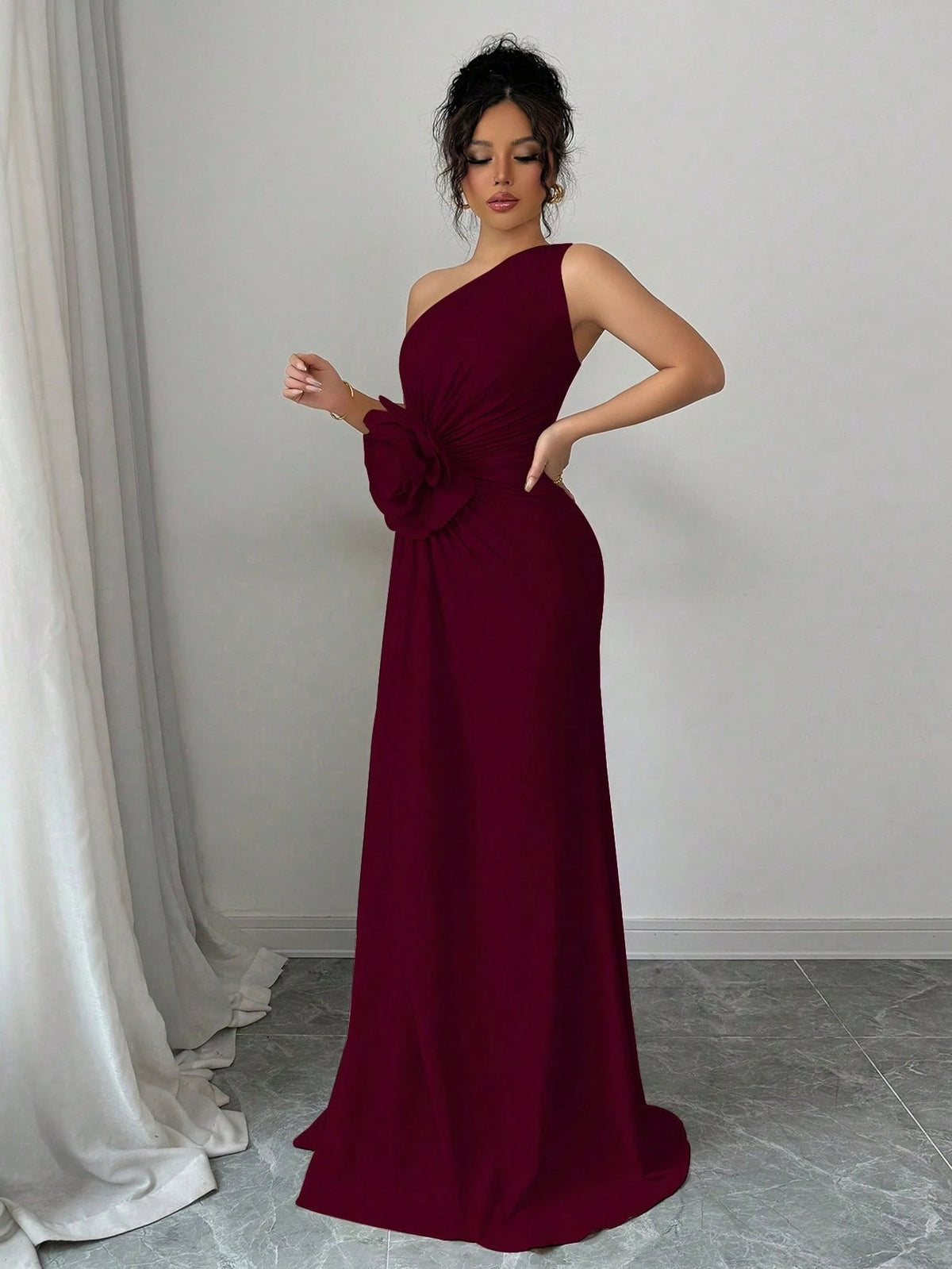 SHEIN Rafferiza فستان عنابي بزخارف زهرية ثلاثية الأبعاد بياقة غير متماثلة