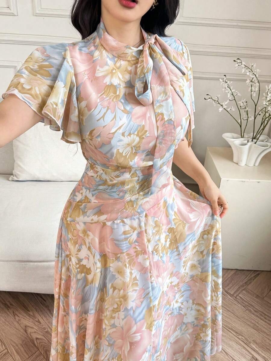 SHEIN Modelyn  فستان وردي منفوش بطبعة زهر وربطة خصر