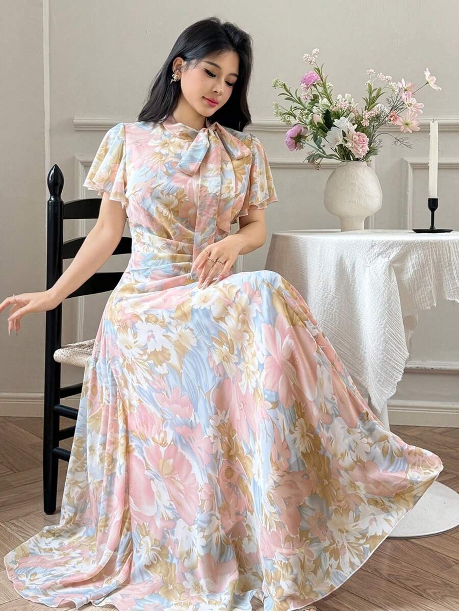 SHEIN Modelyn  فستان وردي منفوش بطبعة زهر وربطة خصر