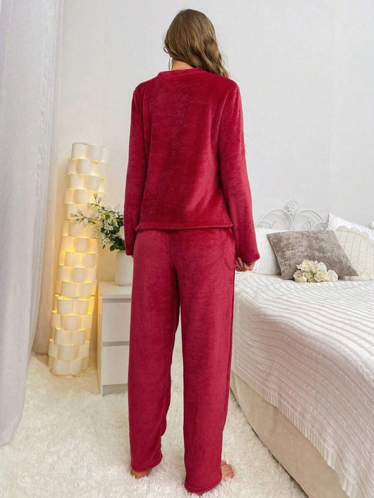 SHEIN طقم بيجامة فلانيل مطرز بالدب والحروف أحمر