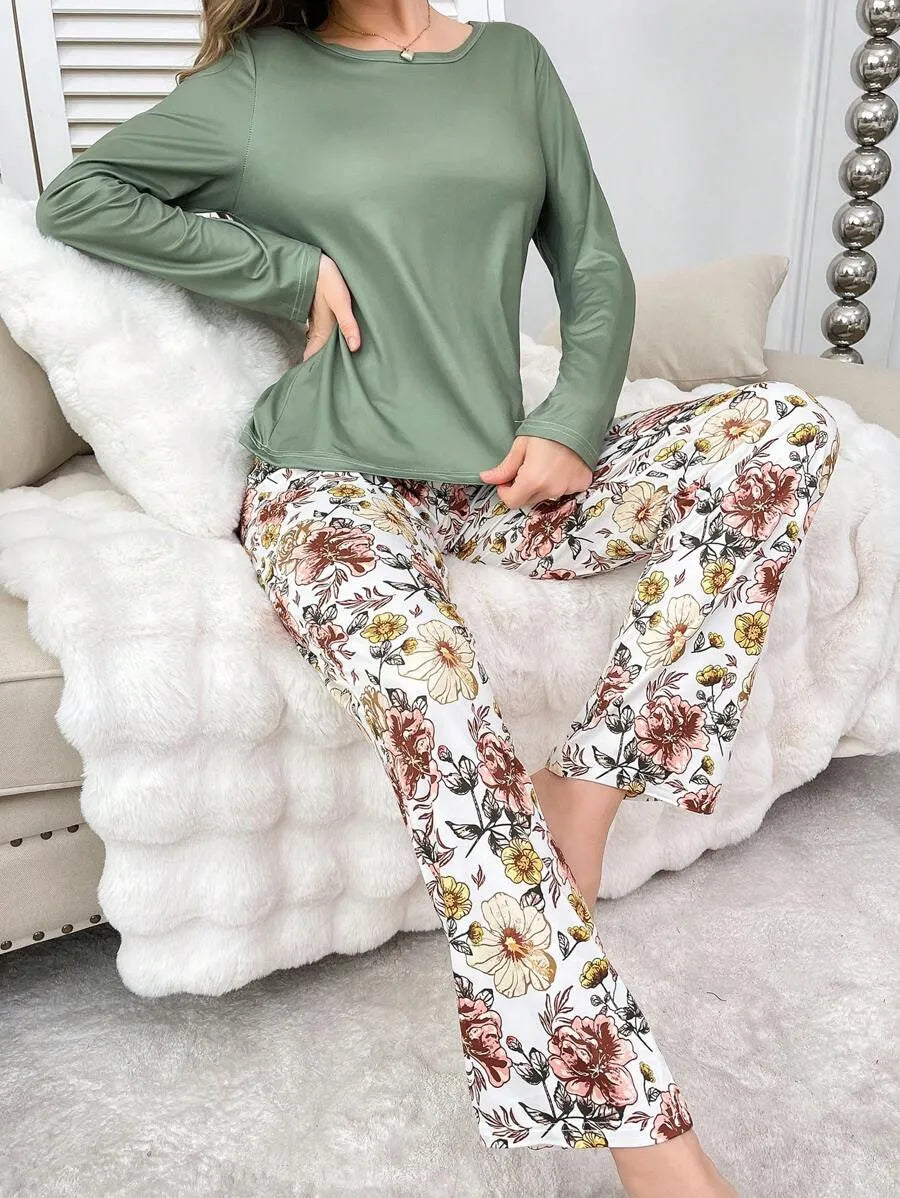 SHEIN طقم بيجامة قطعتين ببلوزة سادة وبنطلون بطبعة زهور متعدد الألوان