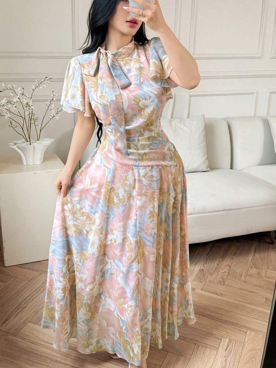 SHEIN Modelyn  فستان وردي منفوش بطبعة زهر وربطة خصر