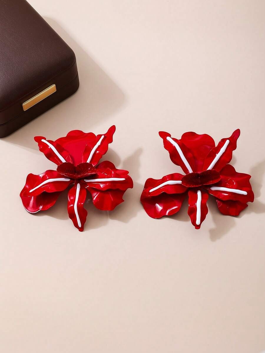 SHEIN زوج أقراط بتصميم زهور باللون الأحمر