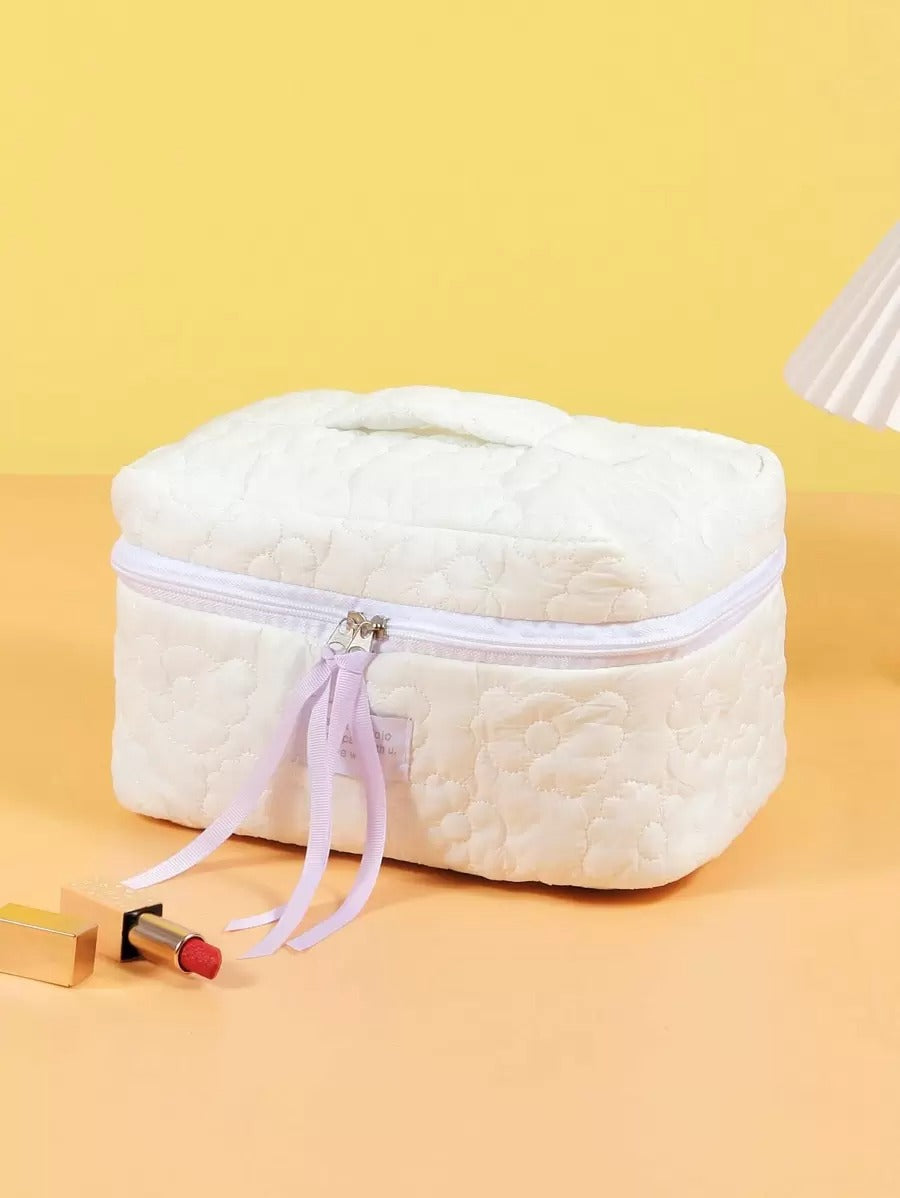 SHEIN حقيبة مكياج بيضاء مبطنة بتصميم زهري