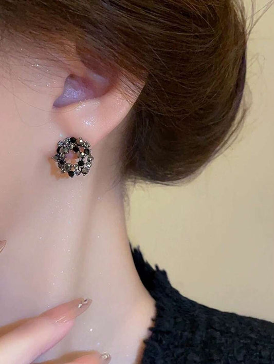 SHEIN زوج أقراط بتصميم أزرار نباتية سوداء