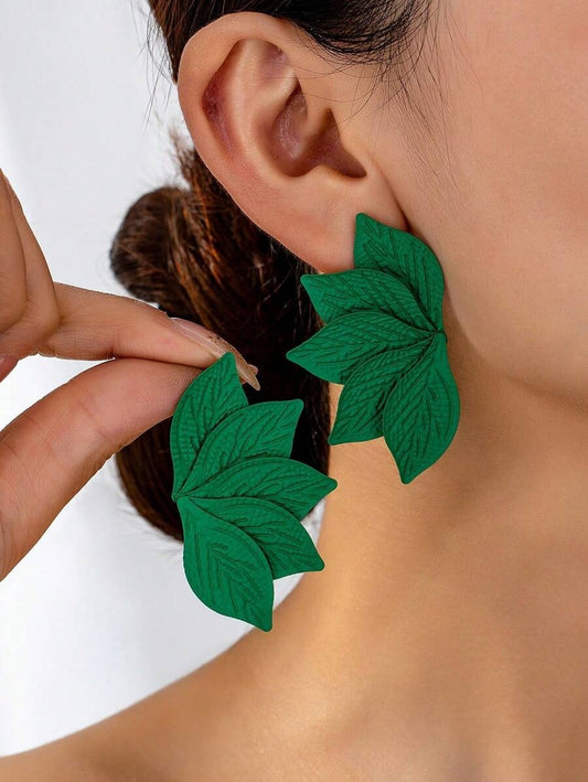 SHEIN زوج أقراط بتصميم ناعم بشكل ورقة شجر