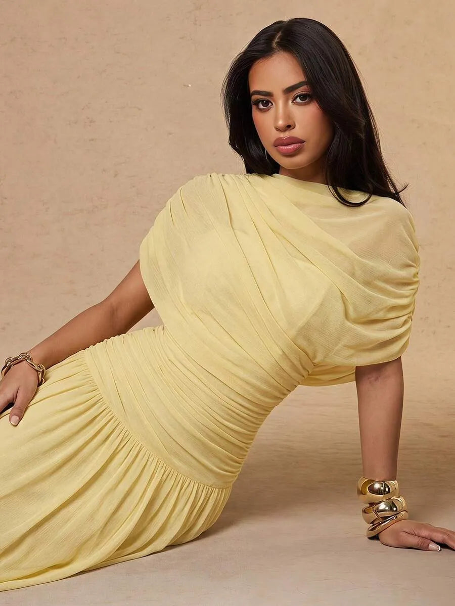 SHEIN Silquee فستان مطوي بياقة مستديرة وأكمام قصيرة وحافة متفرعة بلون أصفر