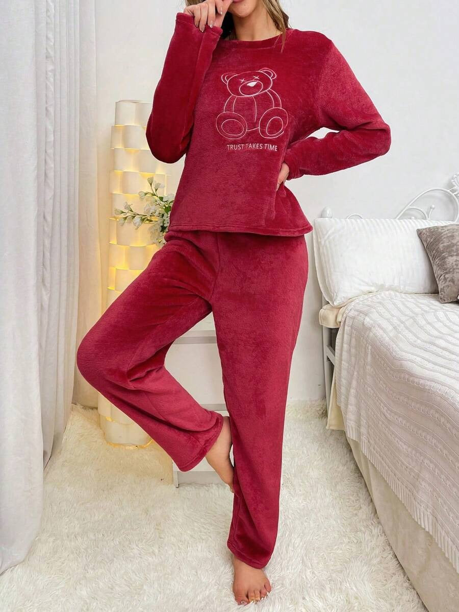 SHEIN طقم بيجامة فلانيل مطرز بالدب والحروف أحمر