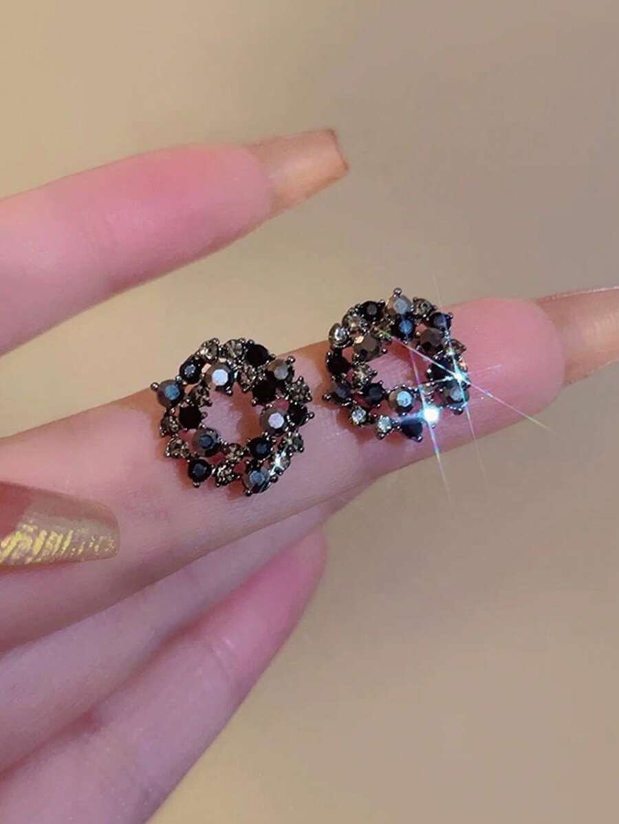SHEIN زوج أقراط بتصميم أزرار نباتية سوداء