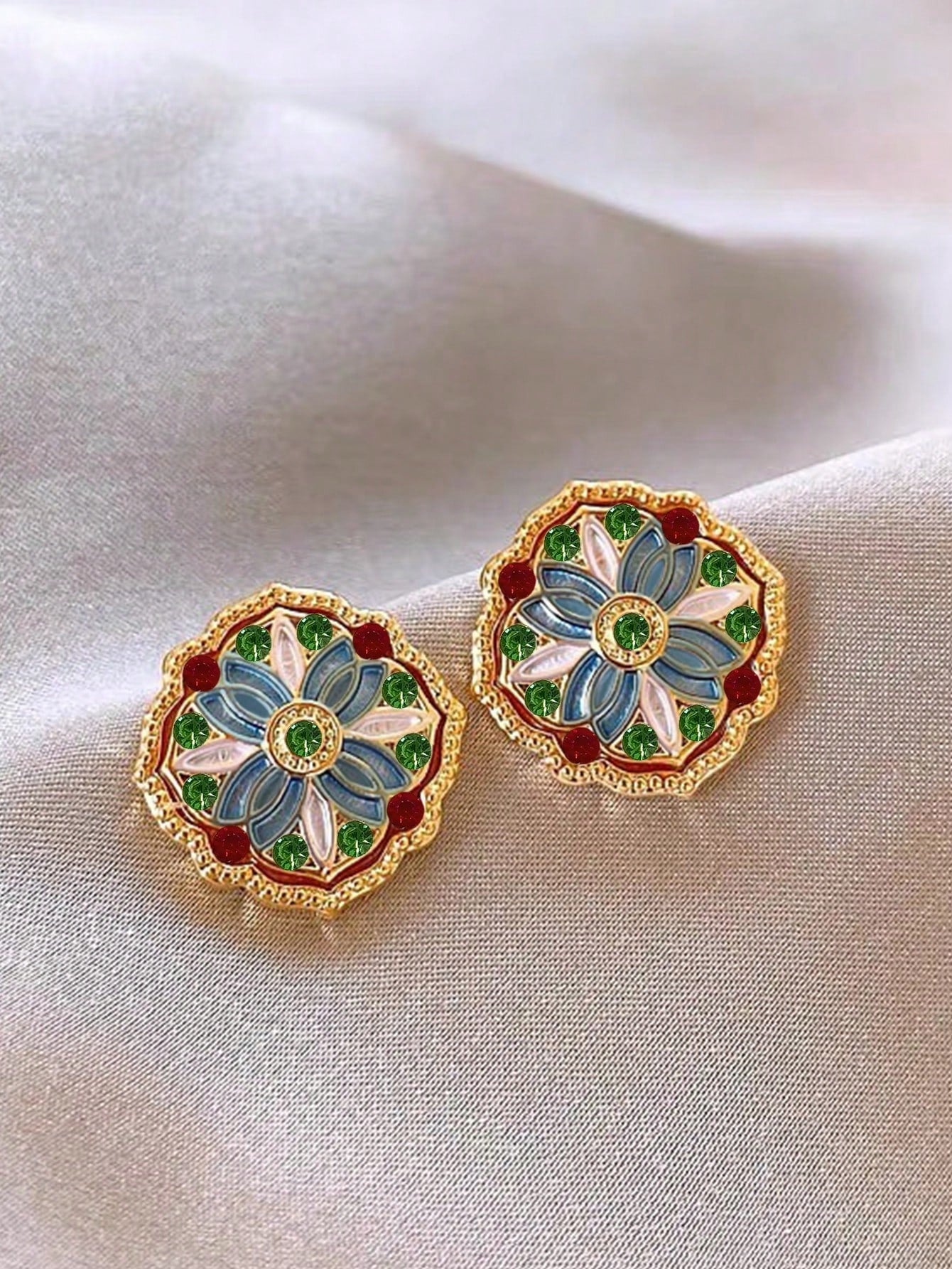 SHEIN زوج واحد من الأقراط بتصميم عتيق وراقي