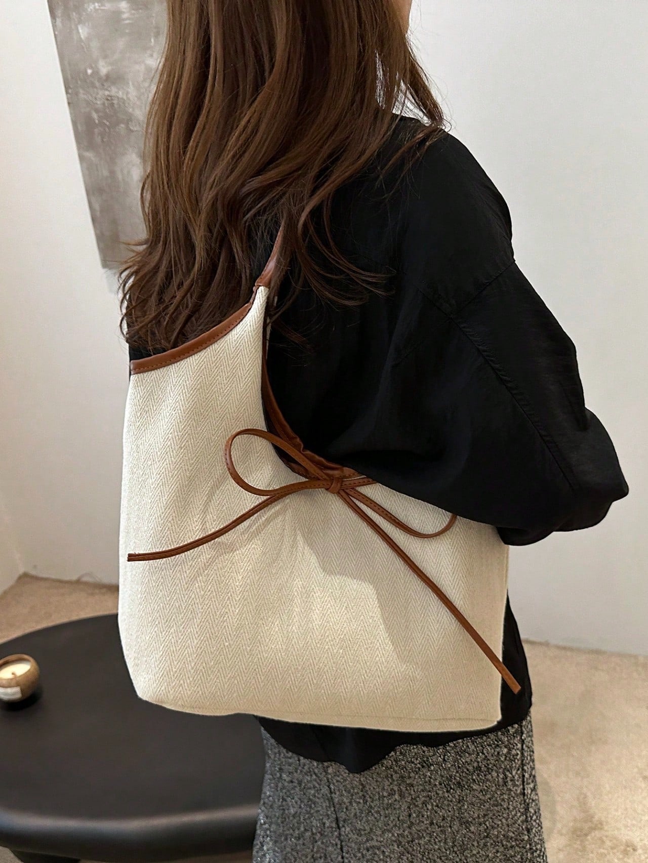 SHEIN حقيبة كتف باللون البيج مزينة بعقدة
