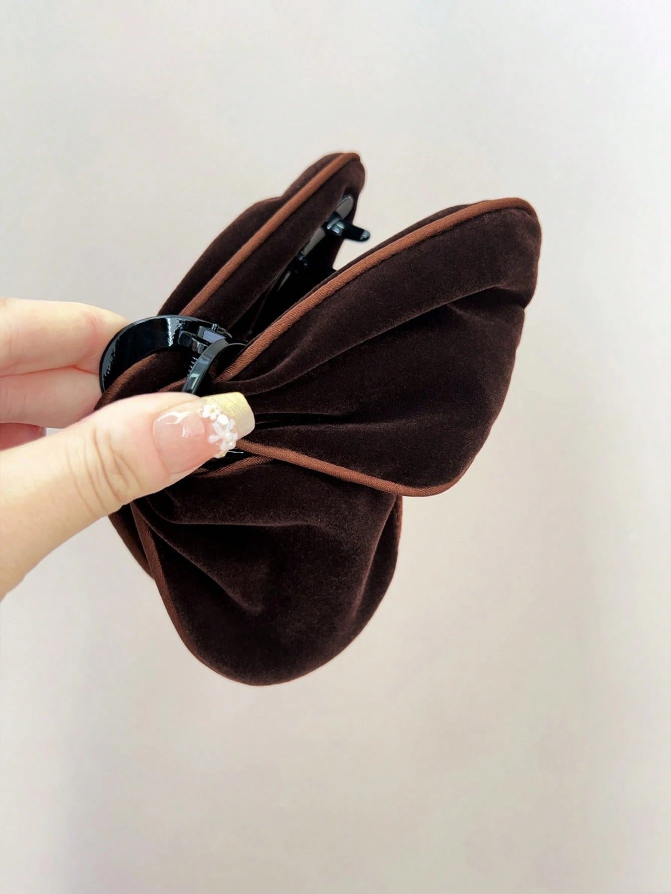 SHEIN topshiny مشبك شعر قطيفة بفيونكة بتصميم كتلة لونية