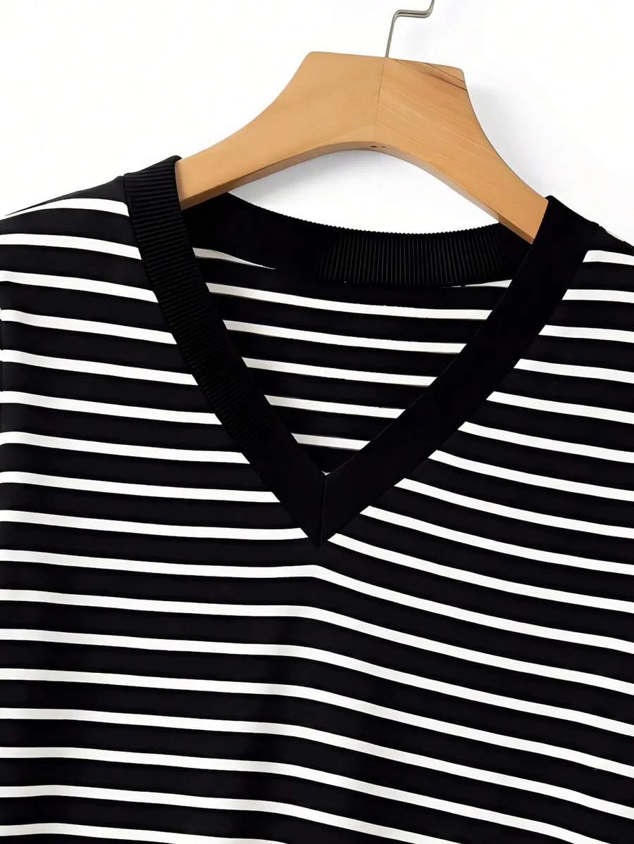 SHEIN V تي شيرت نسائي مخطط بأكمام قصيرة وياقة