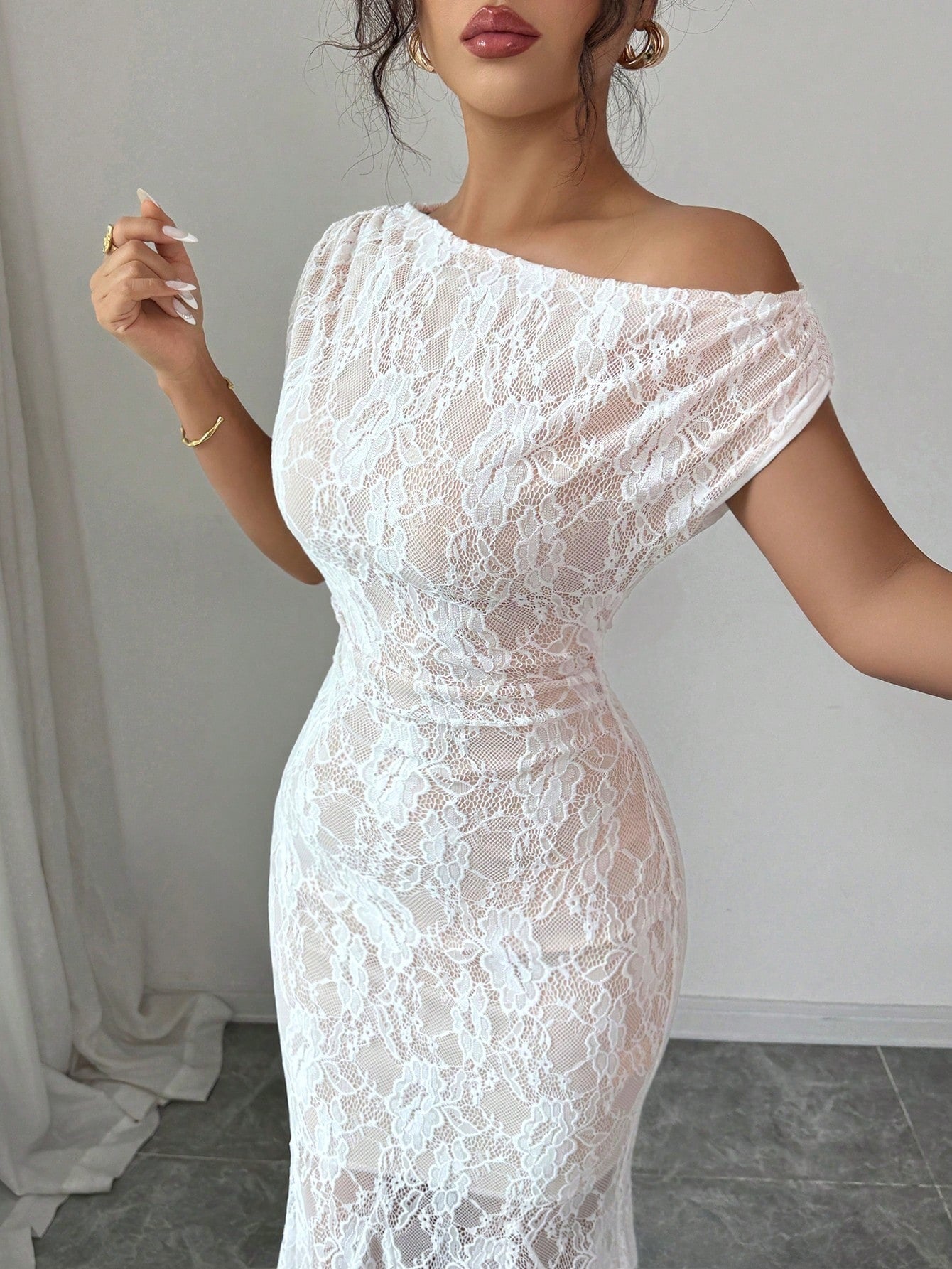 SHEIN Elenzga فستان محبوك أبيض بكتف مائل وفتحات دانتيل