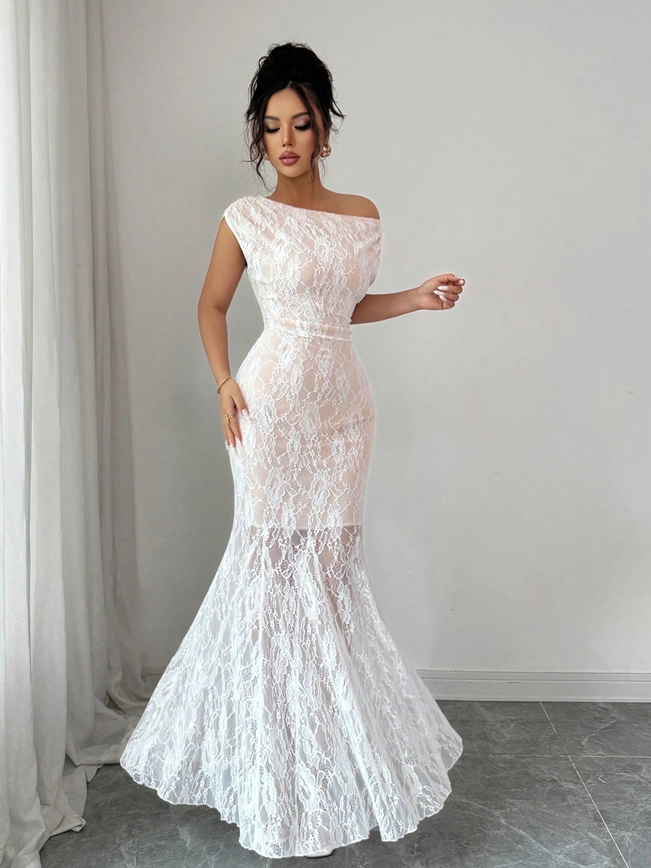 SHEIN Elenzga فستان محبوك أبيض بكتف مائل وفتحات دانتيل