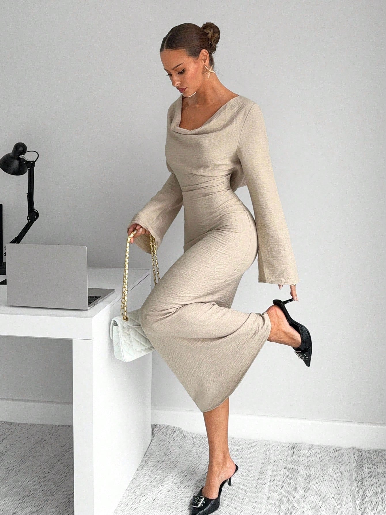 SHEIN Siren Gaze فستان مطوي مجعد الخصر بدون ظهر بلون مشمشي
