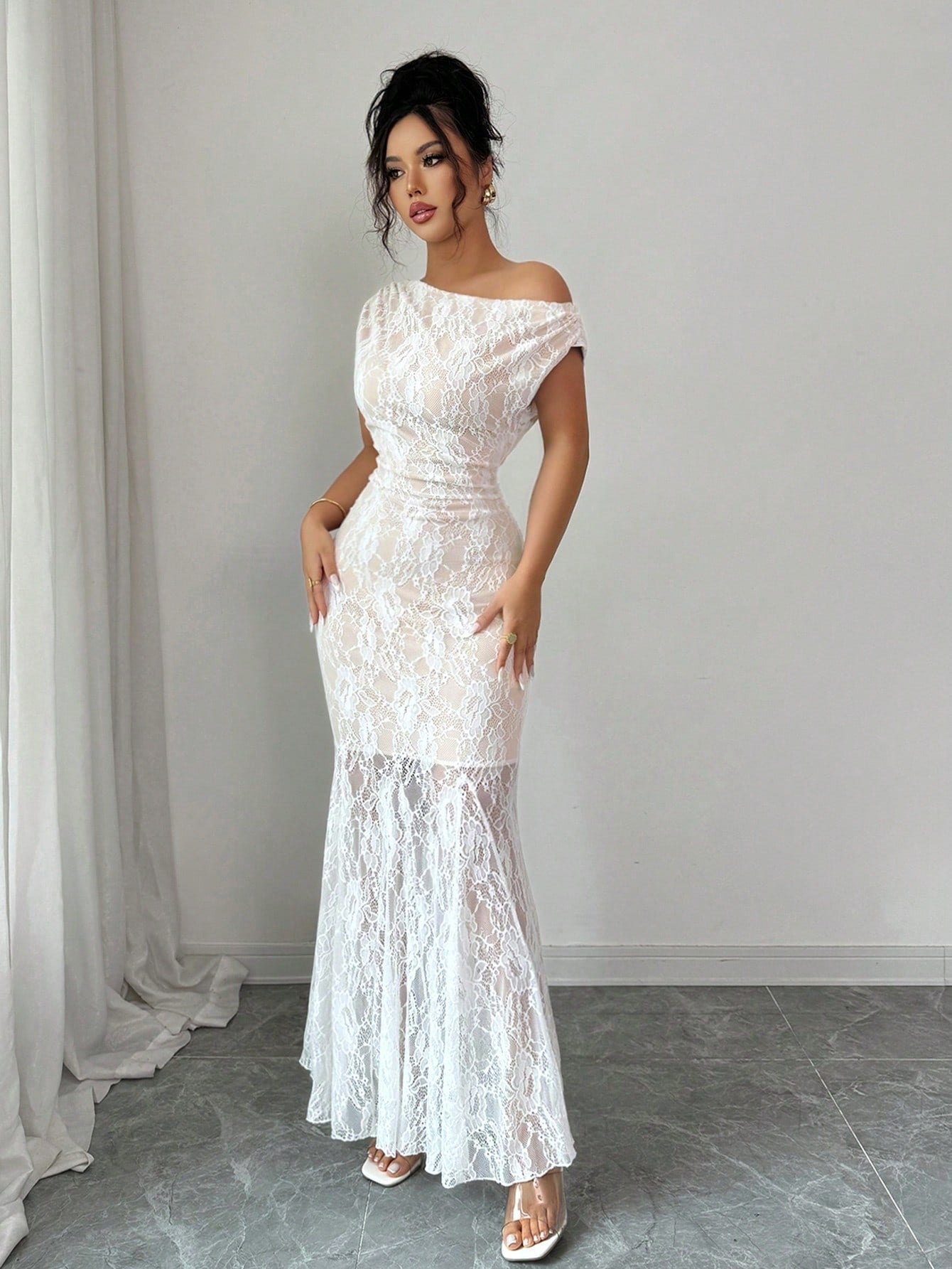 SHEIN Elenzga فستان محبوك أبيض بكتف مائل وفتحات دانتيل