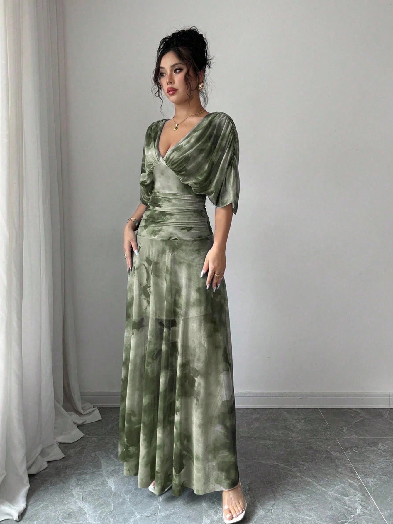 SHEIN Elenzga فستان مطبوع بصبغة مربوطة بياقة V وأكمام خفاش