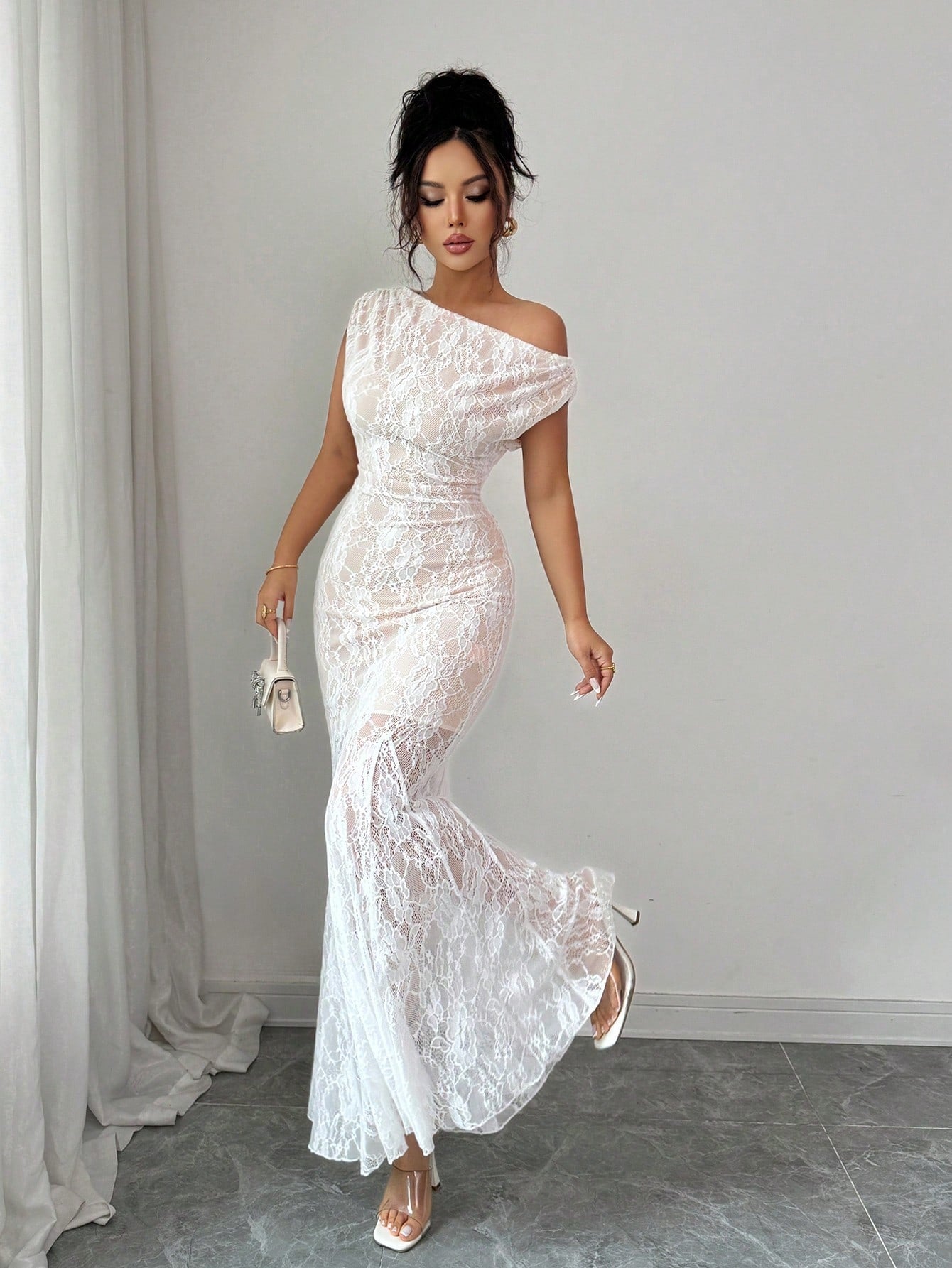 SHEIN Elenzga فستان محبوك أبيض بكتف مائل وفتحات دانتيل