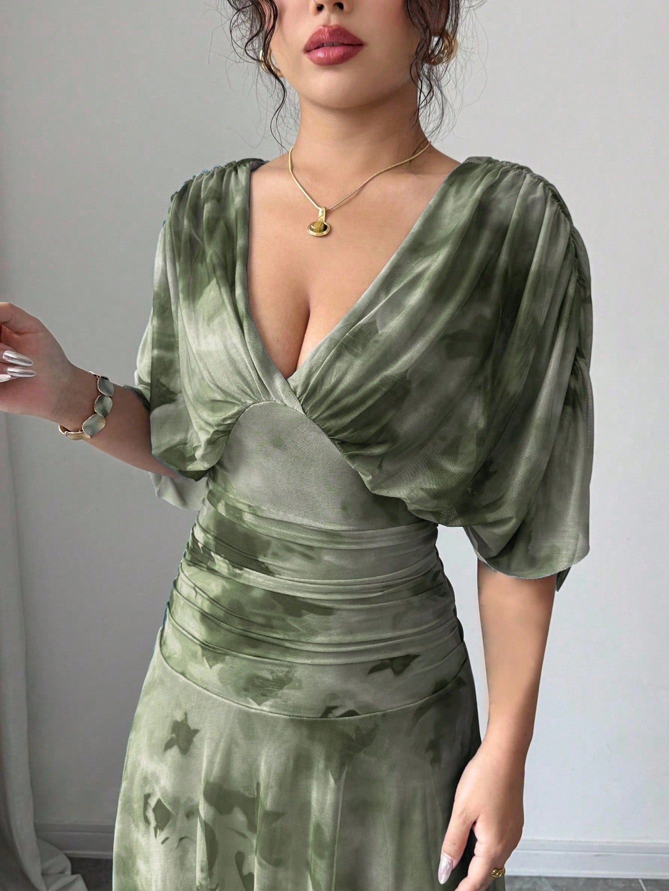 SHEIN Elenzga فستان مطبوع بصبغة مربوطة بياقة V وأكمام خفاش