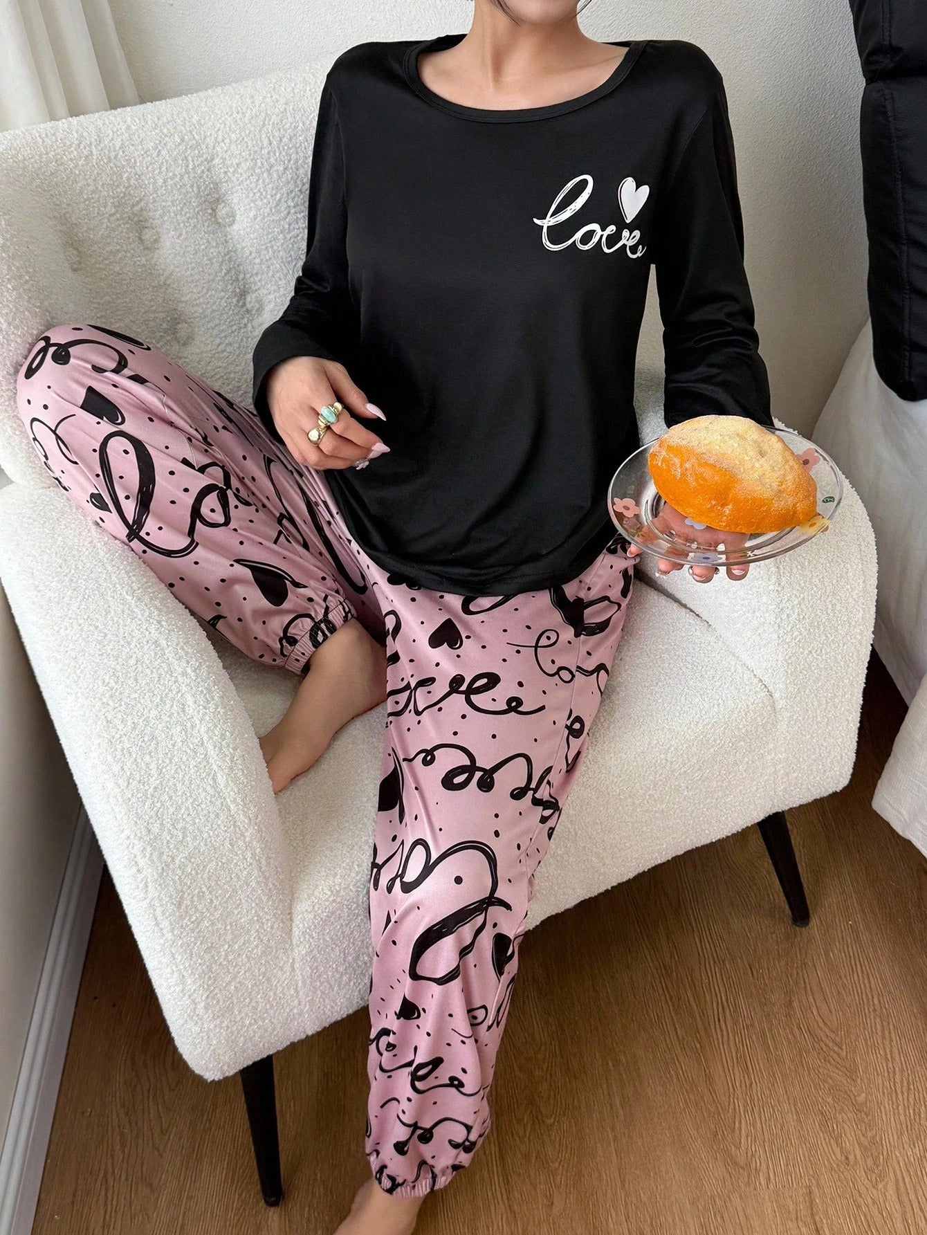 SHEIN طقم بيجامة نسائي من الحرير مطبوع قلب وحروف