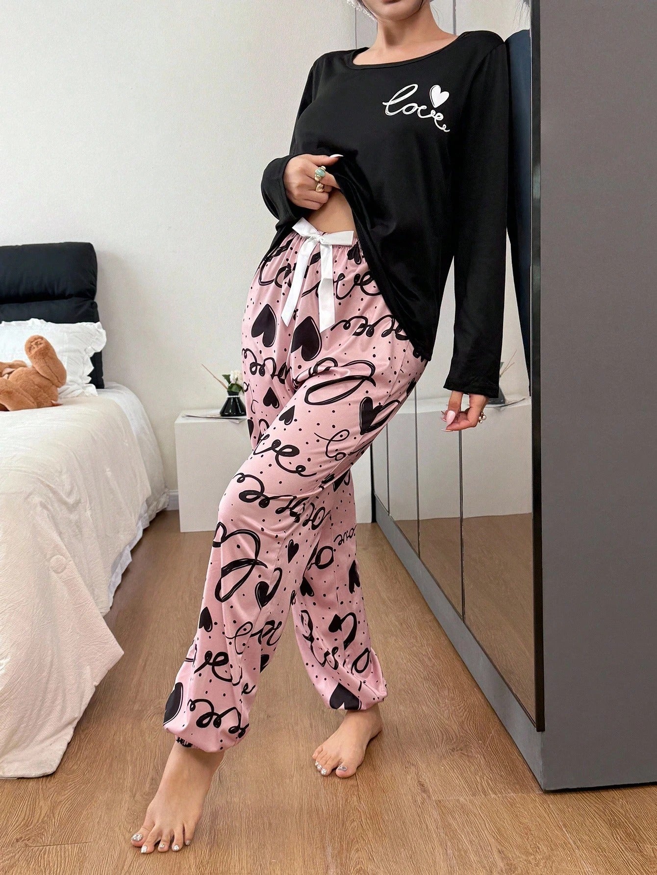 SHEIN طقم بيجامة نسائي من الحرير مطبوع قلب وحروف