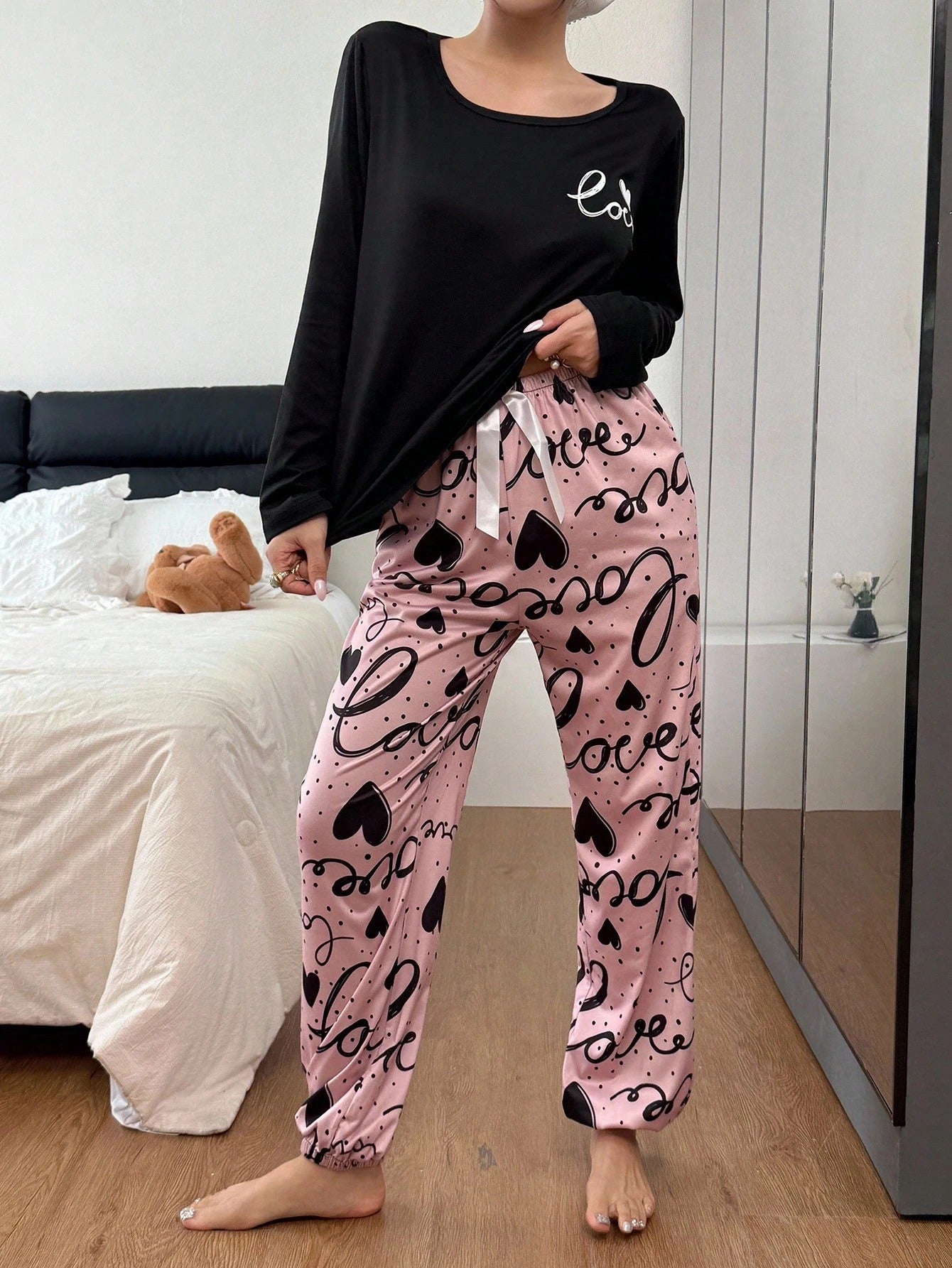 SHEIN طقم بيجامة نسائي من الحرير مطبوع قلب وحروف