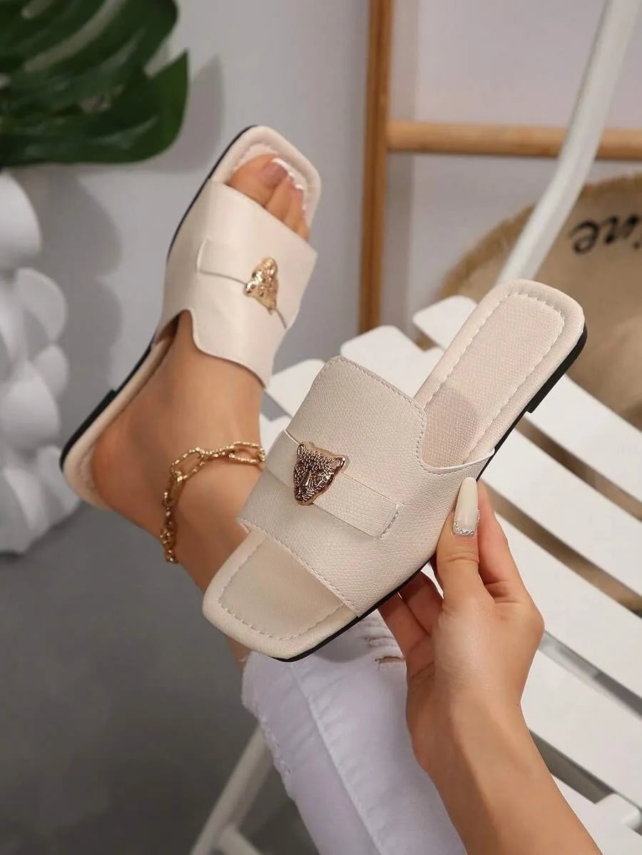 SHEIN صنادل نسائية مسطحة بمقدمة مربعة وزخرفة رأس نمر معدنية