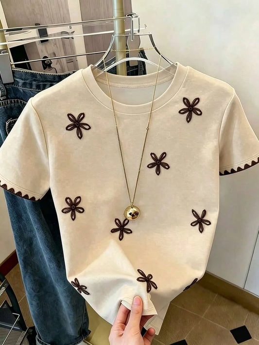 SHEIN تي شيرت نسائي قصير الأكمام بياقة دائرية ووردة ثلاثية الأبعاد متعدد الألوان