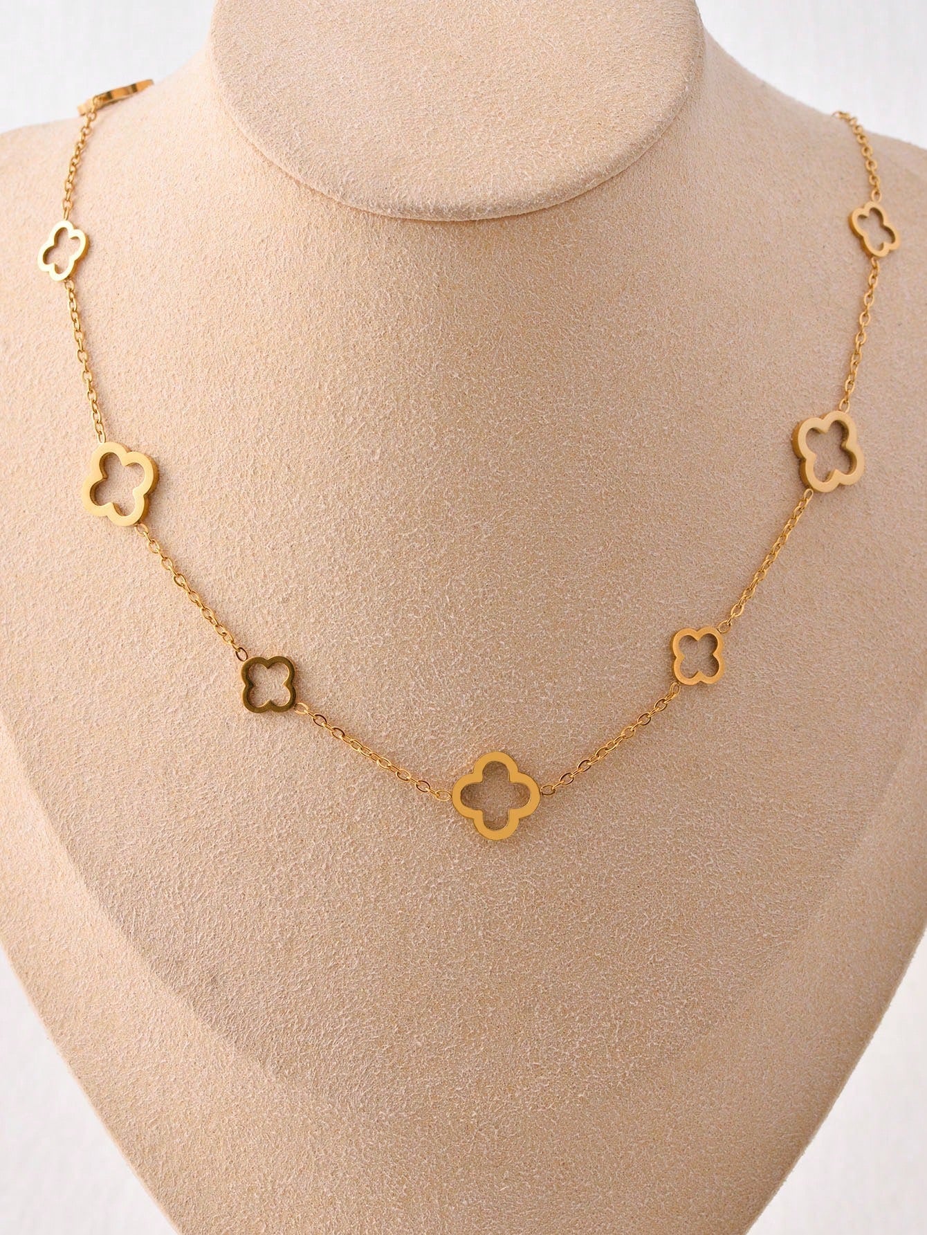 A Fashionable Titanium Steel 18K Gold Nine Hollow Lucky Four-Leaf Clover Necklace Suitable for Daily Wear by Women