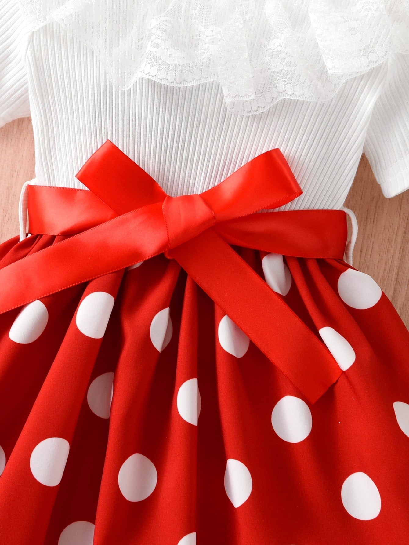 SHEIN Kids Nujoom فستان بطباعة نقاط البولكا دانتيل مقلم بكشكش للبنات الصغار